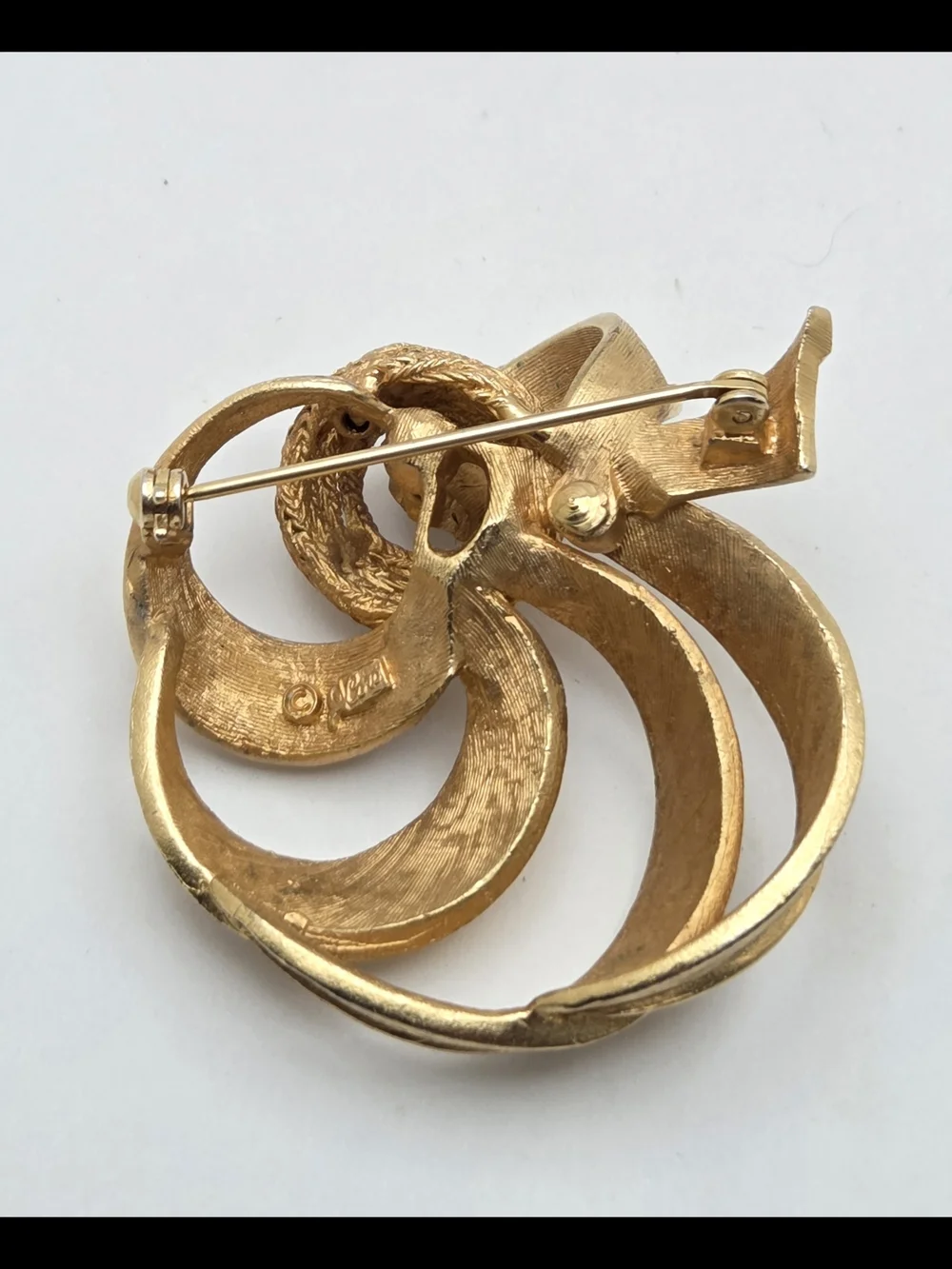 Vintage Coro Gold Tone Swirl Ribbon Brooch Pin